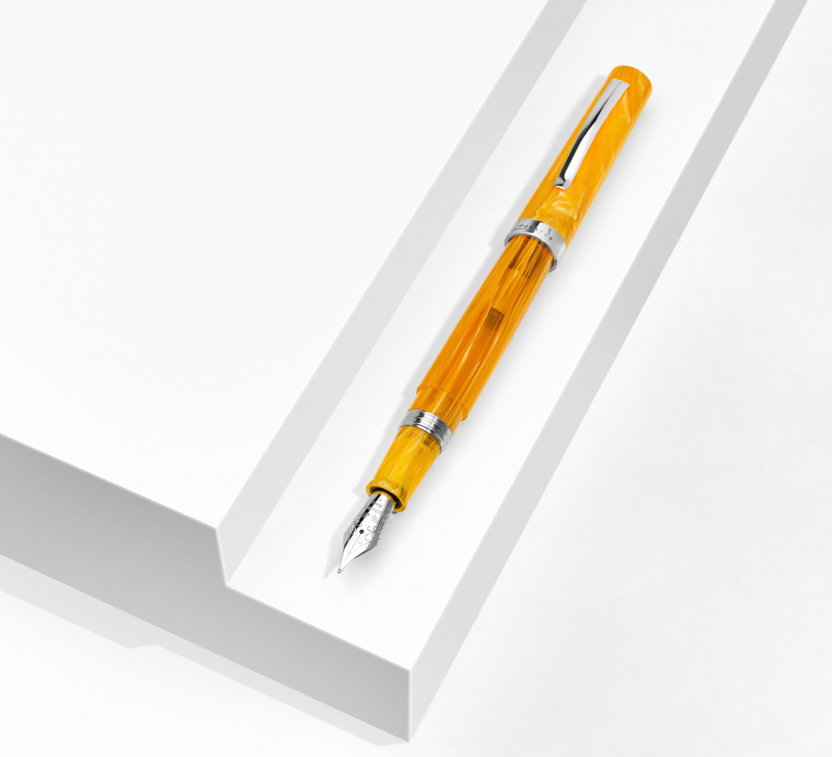 Leonardo Officina Italiana Messenger collection Orange Limited edition of 366  Fountain pen