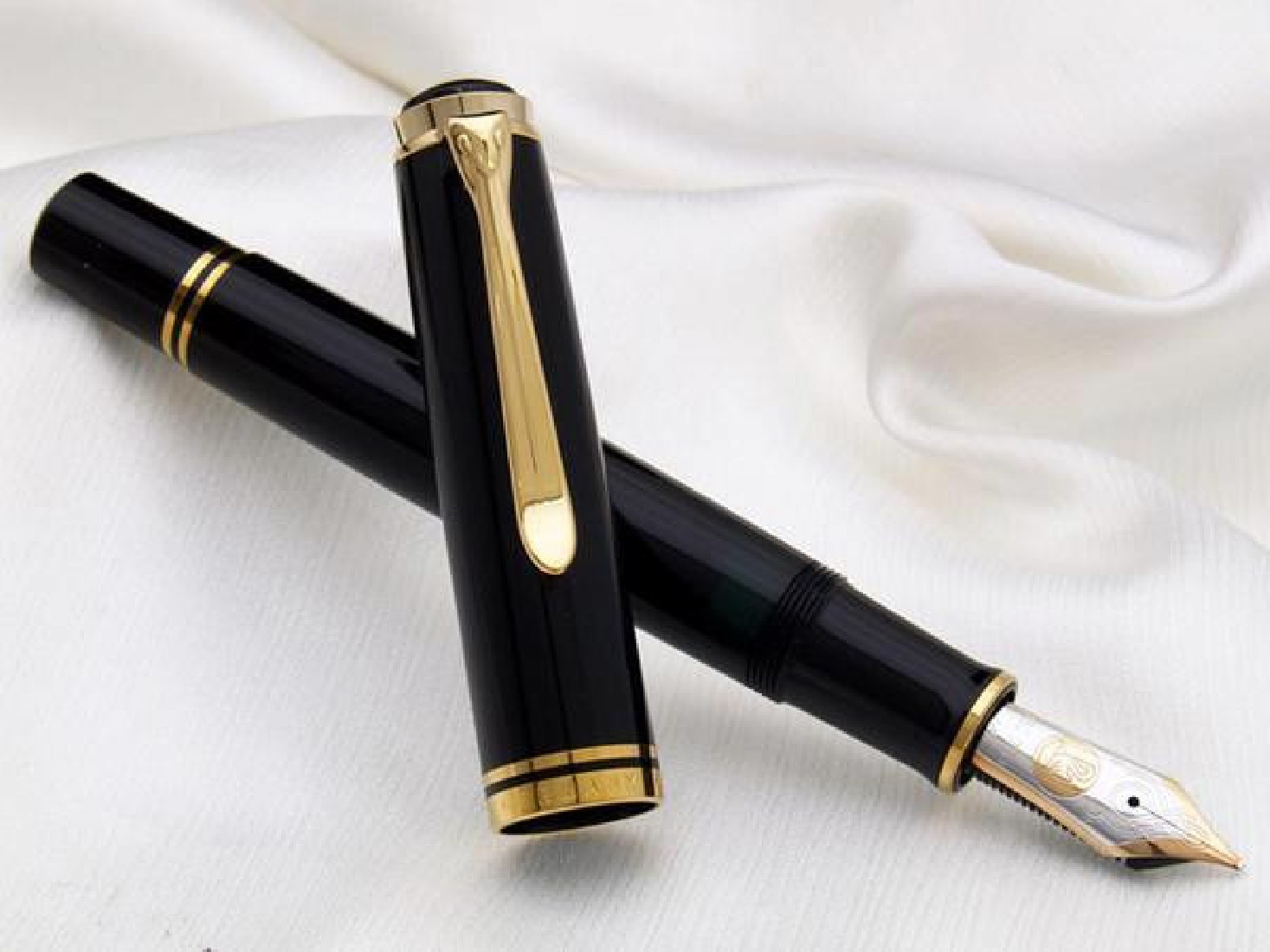 Pelikan Souveran M1000 Black  Fountain Pen (F/M) nib