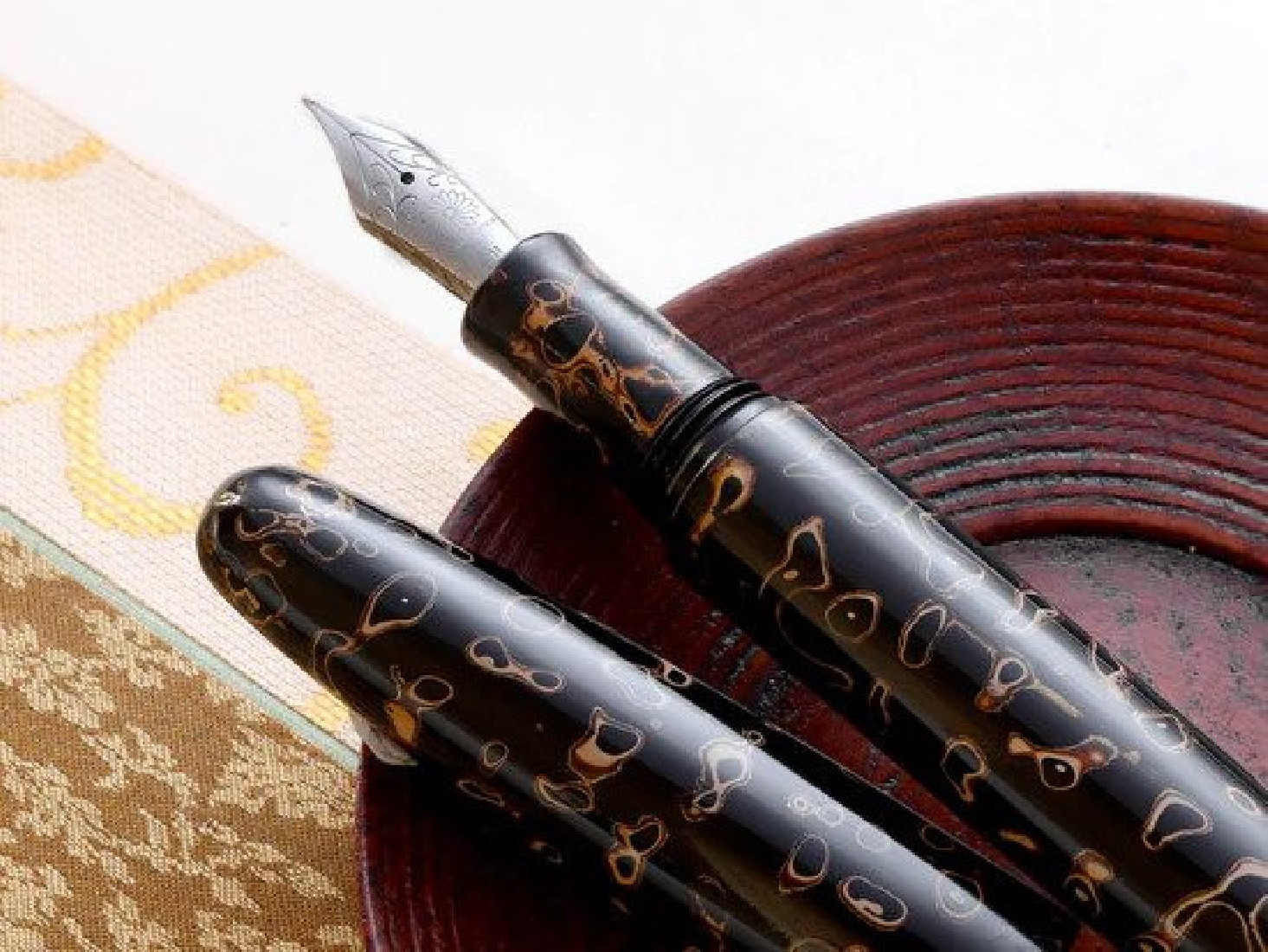 Wancher Kara-Nuri Shiro-Age fountain pen (18k Gold nib)