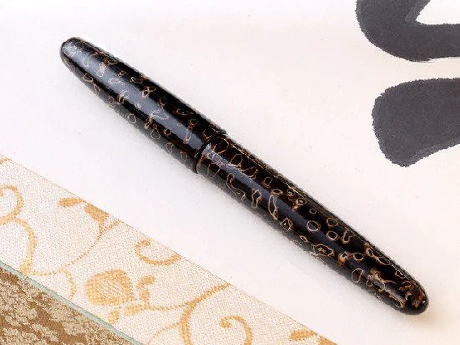 Wancher Kara-Nuri Shiro-Age fountain pen (18k Gold nib)