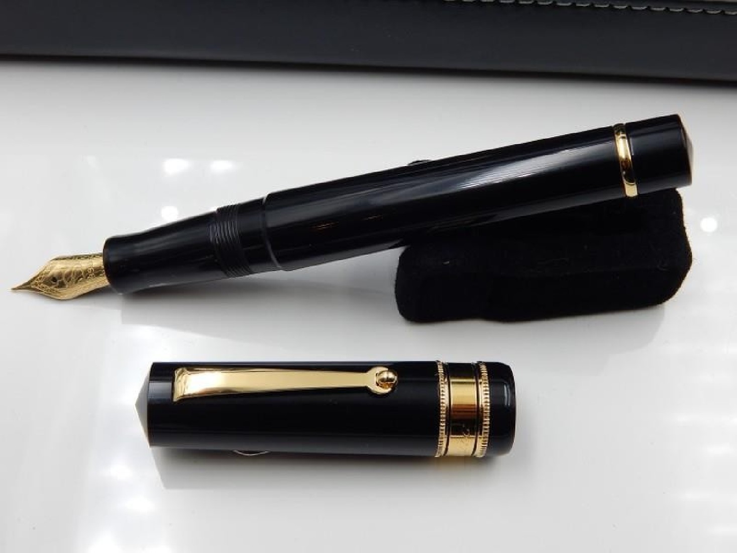 Santini Italia Libra Black GP 18k Superflexy nib piston filler pen