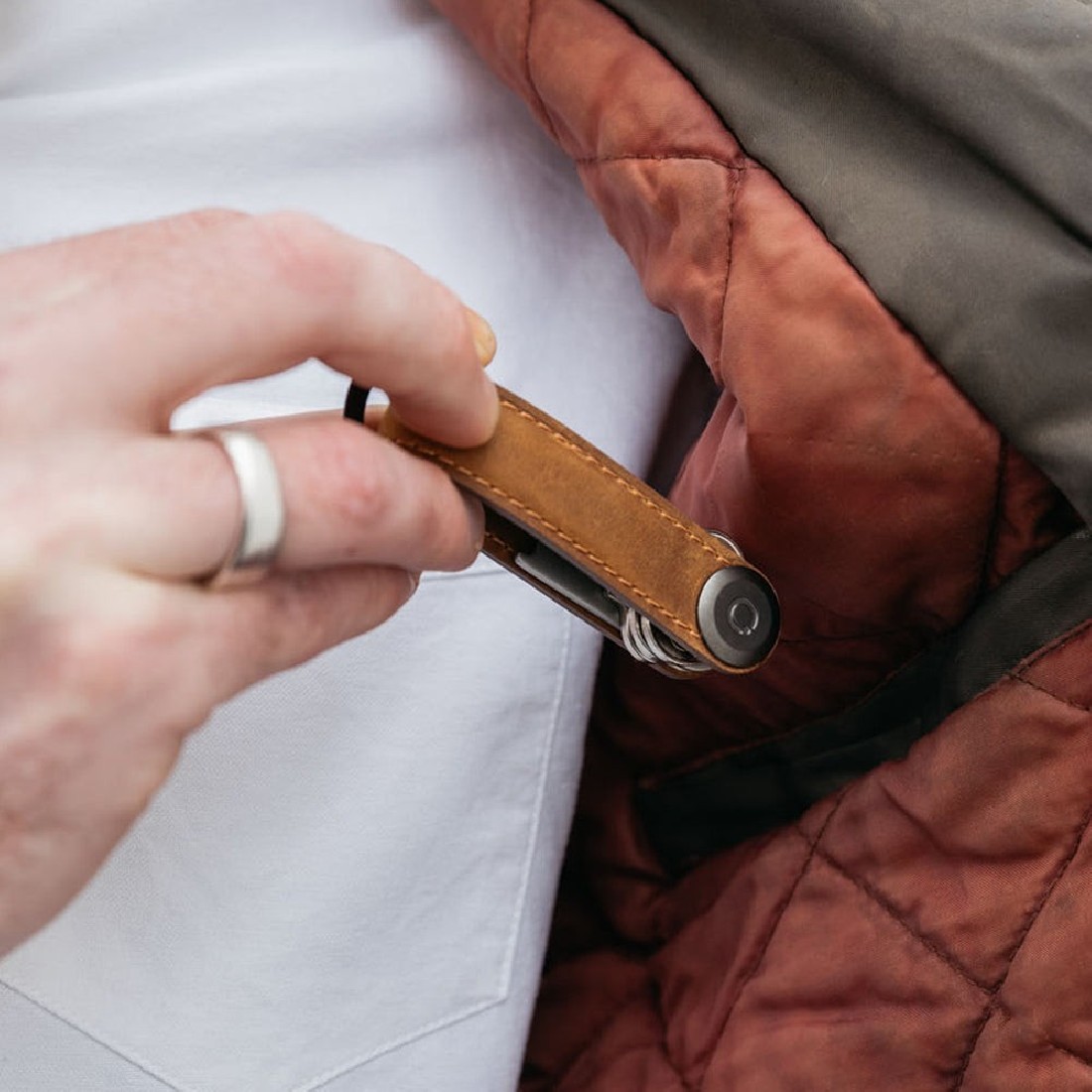 Orbitkey Key Organizer Crazy-Horse Chestnut Brown with Brown Stiching