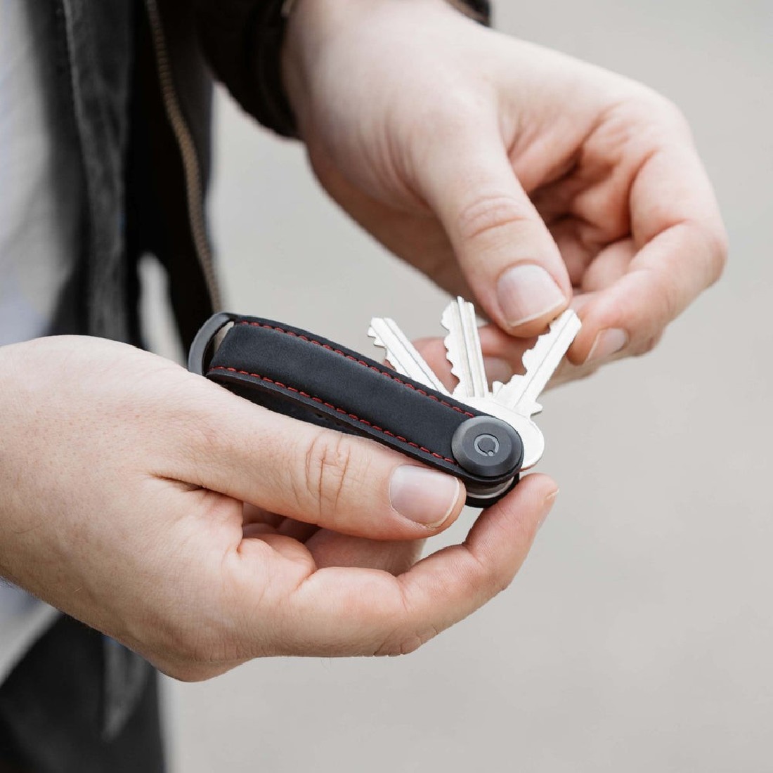 Orbitkey Key Organizer Crazy-Horse Obsidian Black with Red Stiching