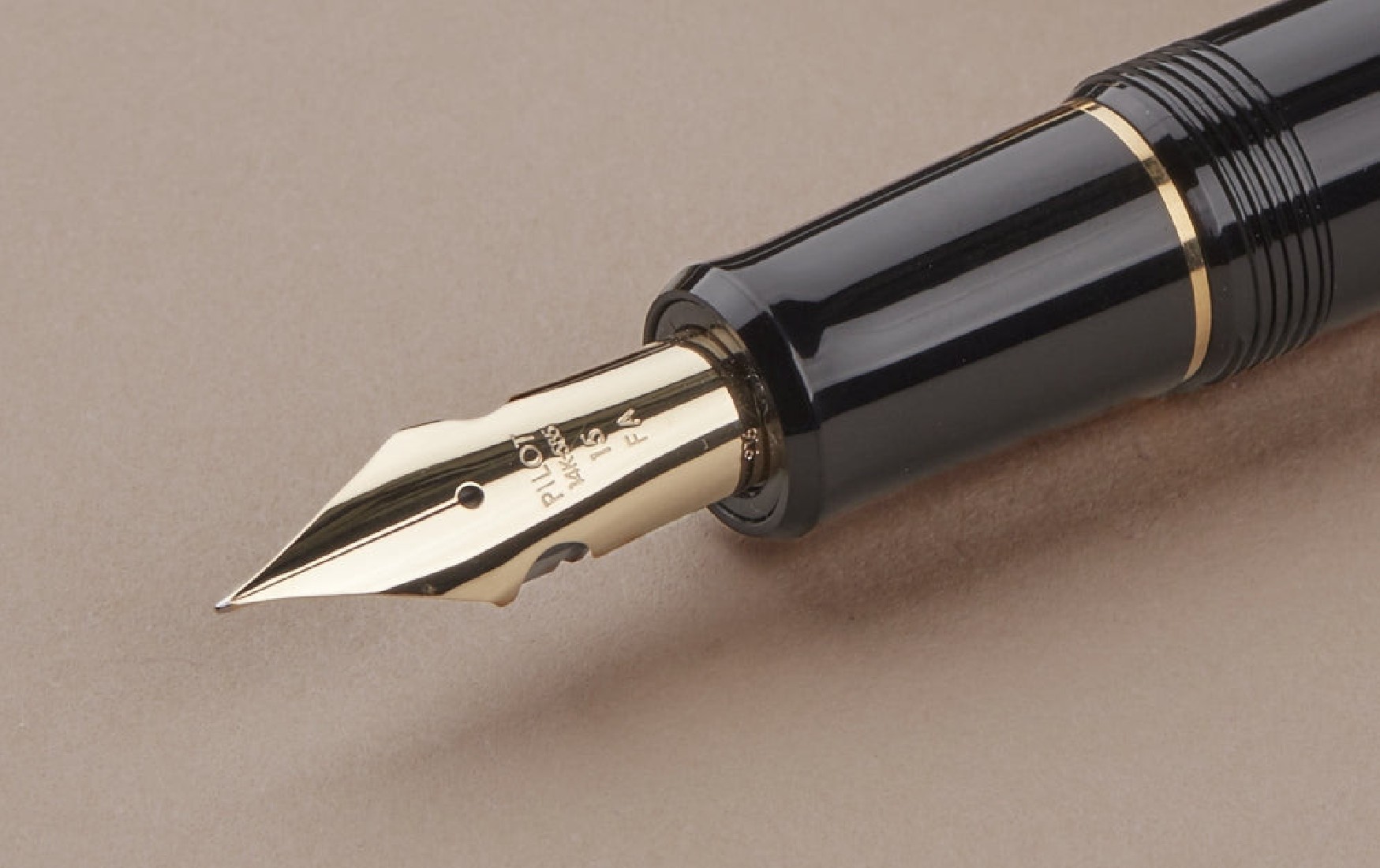 Pilot 743 Black GT 14k FKK-3000R-B with converter  fountain pen