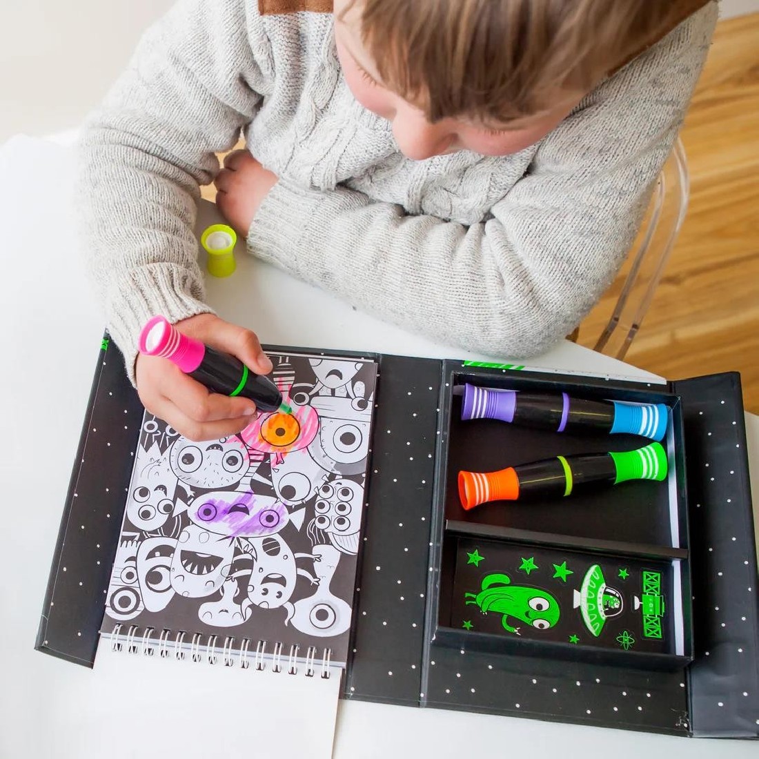 ΣΕΤ ΔΡΑΣΤΗΡΙΟΤΗΤΩΝ – Neon Colouring Set Outer Space 20211 Tiger Tribe