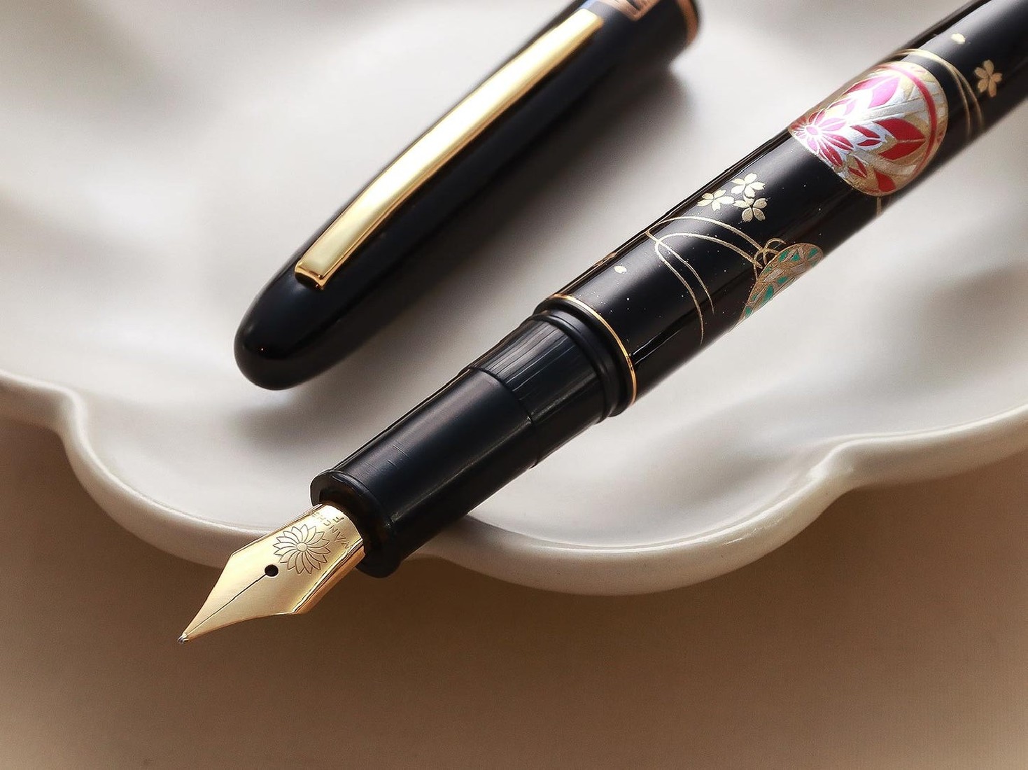 Kuretake Kindai Maki-e - Mari Asobi WP-KU-MAAO fountain pen