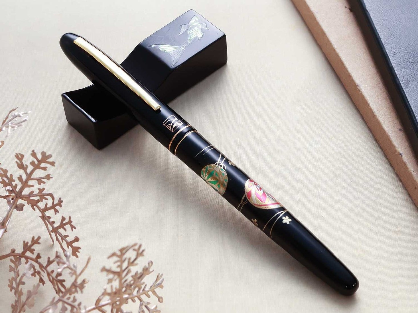 Kuretake Kindai Maki-e - Mari Asobi WP-KU-MAAO fountain pen