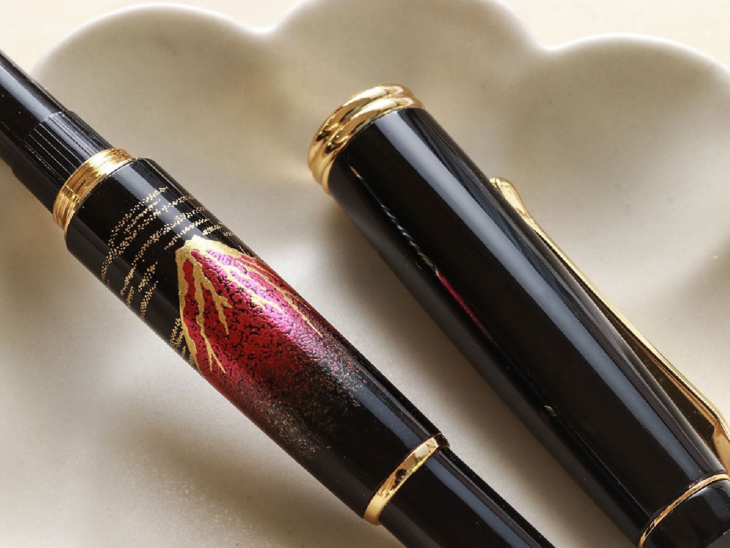 Kuretake Yumeginga Kindai Maki-e - Aka FujI WF-KUYG-24MKE-AKF  fountain pen