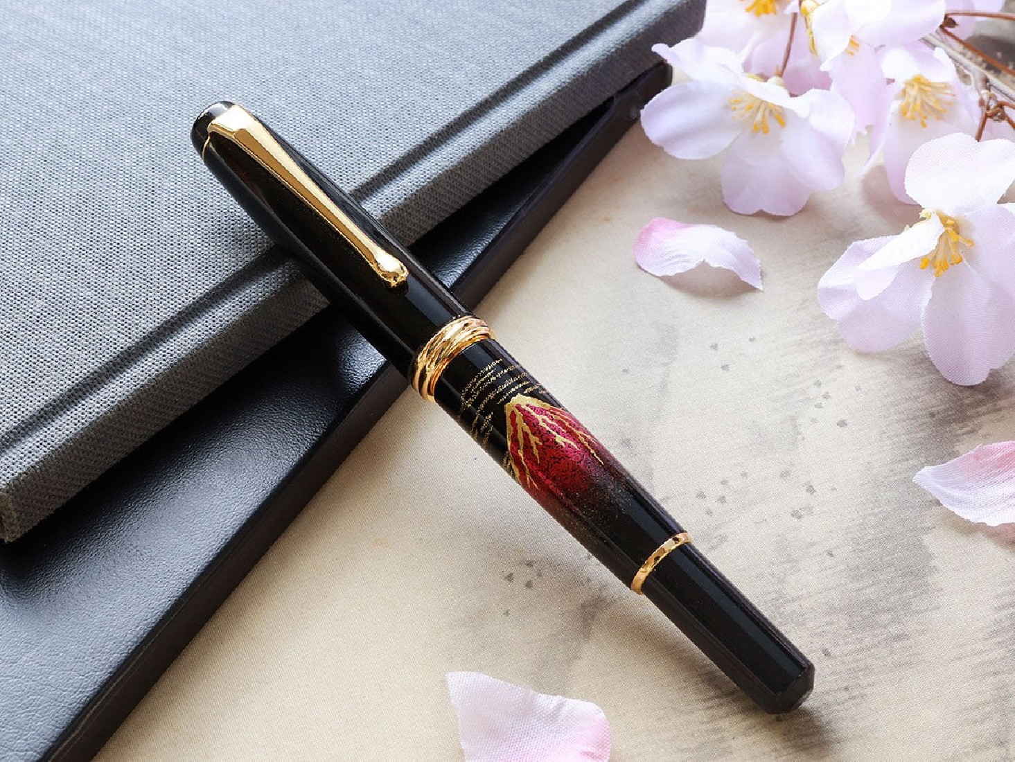 Kuretake Yumeginga Kindai Maki-e - Aka FujI WF-KUYG-24MKE-AKF  fountain pen