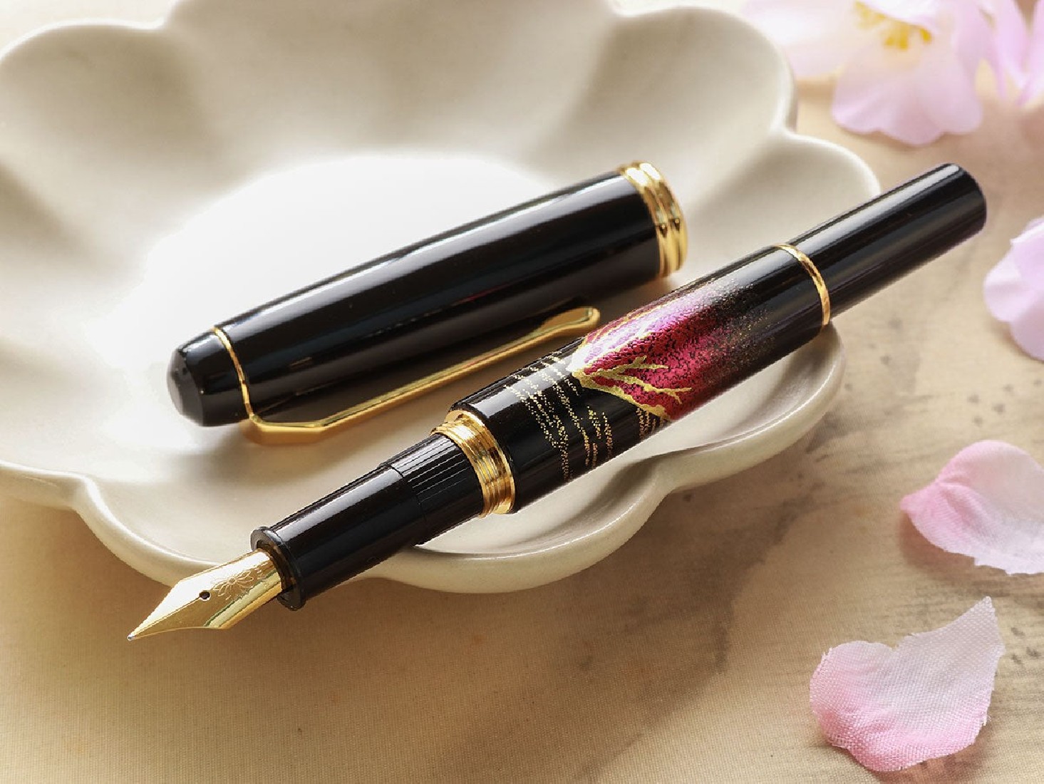 Kuretake Yumeginga Kindai Maki-e - Aka FujI WF-KUYG-24MKE-AKF  fountain pen