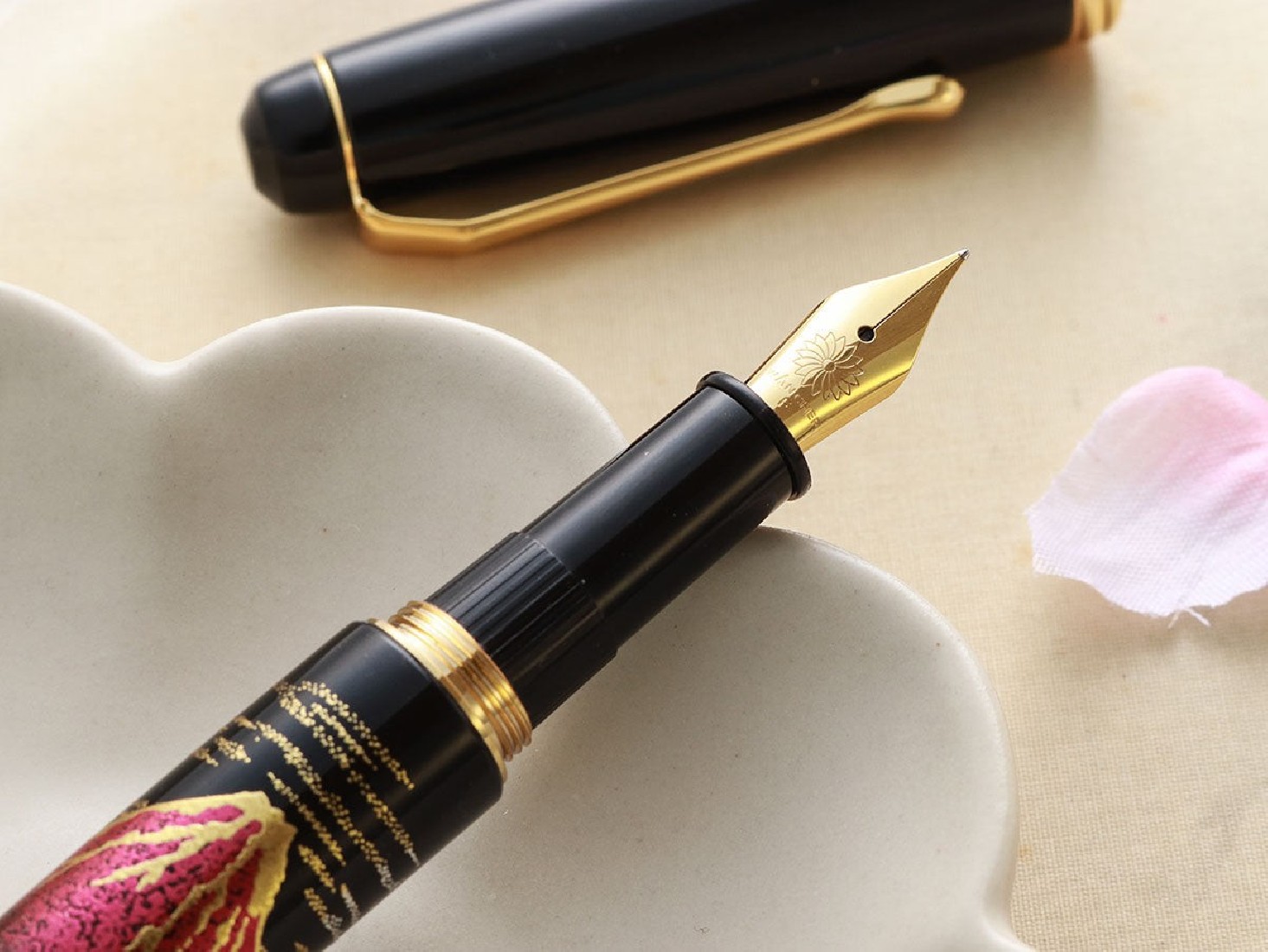 Kuretake Yumeginga Kindai Maki-e - Aka FujI WF-KUYG-24MKE-AKF  fountain pen