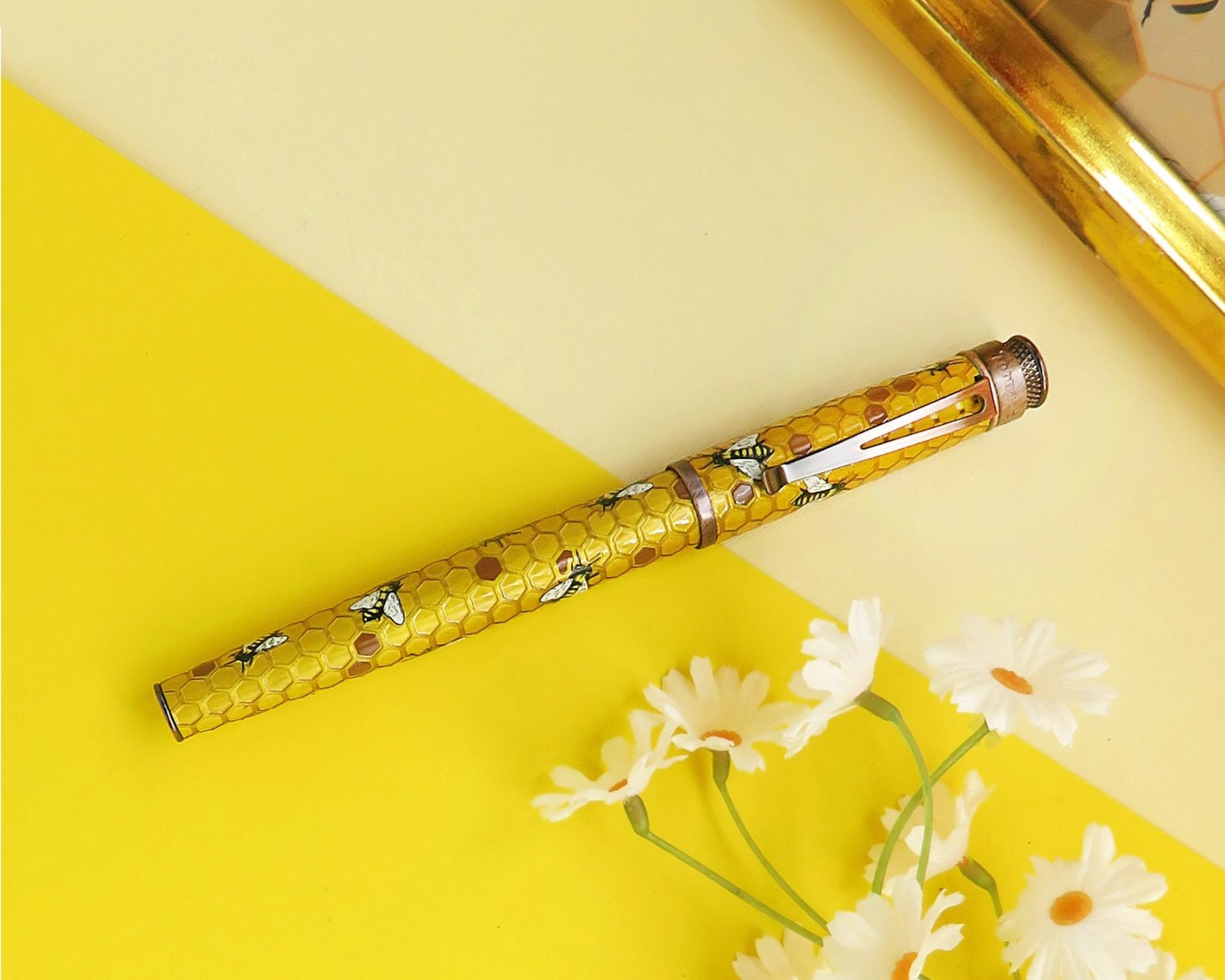 Retro 51 Tornado Rescue - Buzz Honeybee Fountain Pen VRF-1839