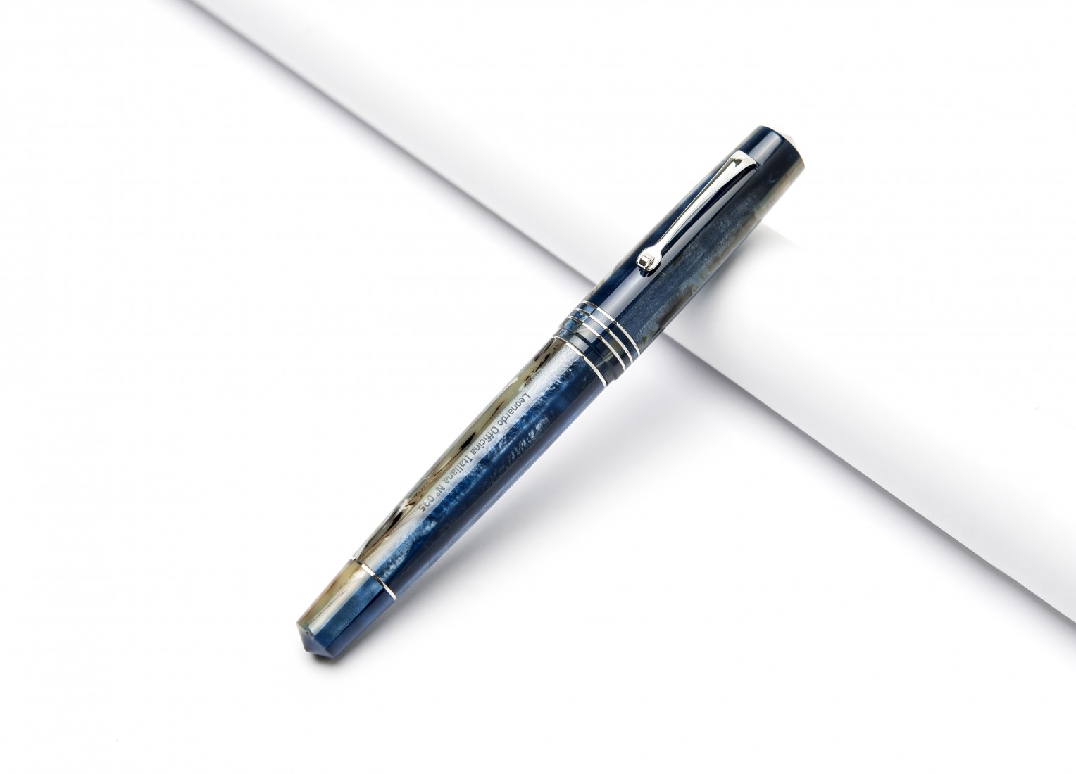 Leonardo Officina Italiana Momento Zero Dark Hawaii RT  Grande Fountain pen