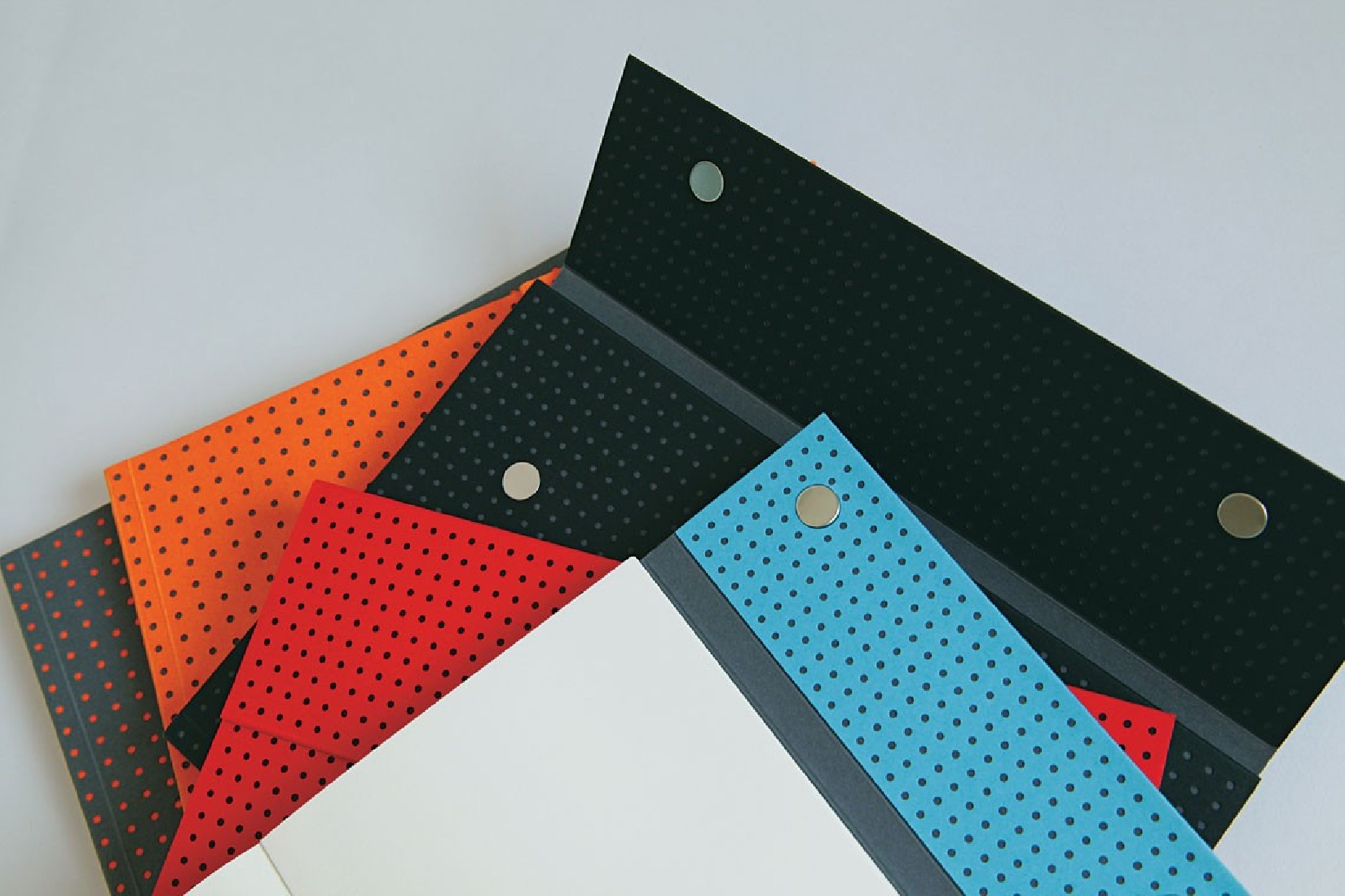 NOTEBOOK ORANGE ON GREY CIRCULO A4 LINED PAPER-OH