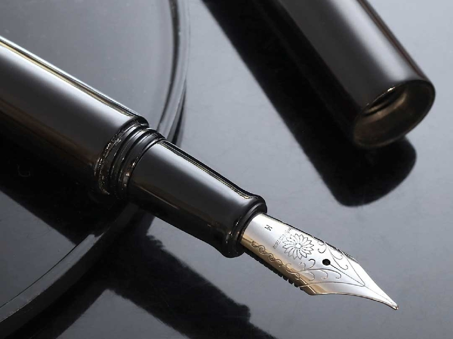 Wancher Urushi Ebony Sekai Aizu fountain pen
